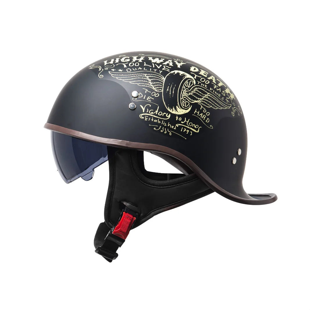 Un casque de moto vintage rétro, demi-casque noir mat avec des lettres dorées sur la visière.
