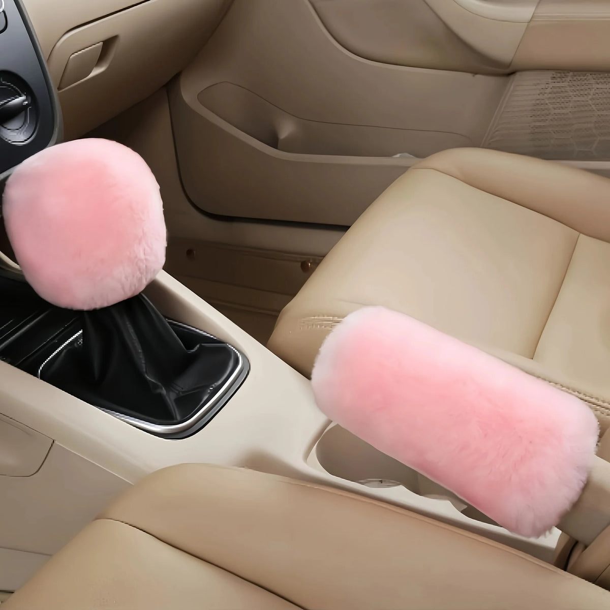 Vue rapprochée d'une housse de voiture d'hiver rose moelleuse posée dans l'intérieur d'un siège de voiture beige clair.