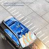 Portabler UV-Auto-Windschutzscheiben-Sonnenschutz schützt die Windschutzscheibe eines dunklen Autos vor der Sonne.