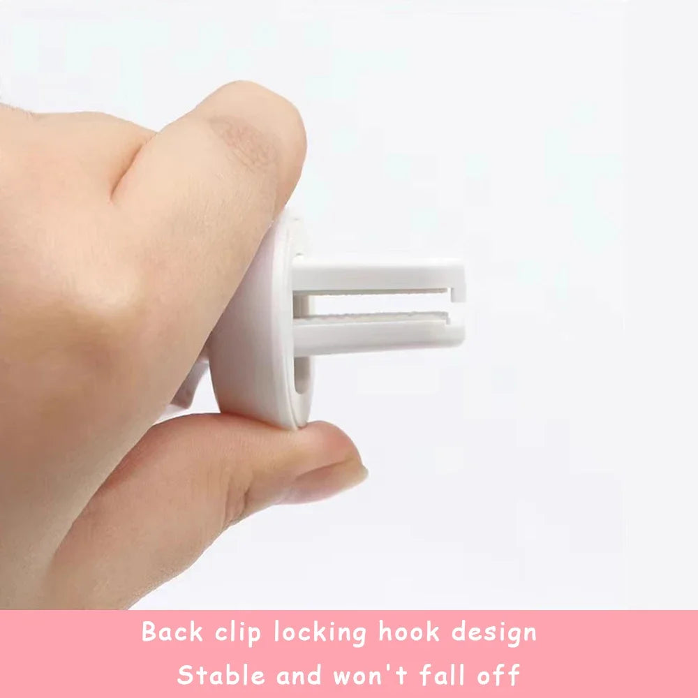 Une main tient un support de téléphone pour voiture blanc avec un crochet à clip arrière.