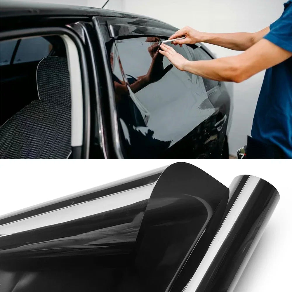 Une main applique un film teinté professionnel sur la vitre latérale d'une voiture.
