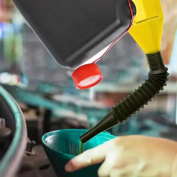 Primer plano de un embudo amarillo vertiendo combustible en un contenedor verde.