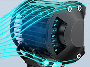 Gros plan d'une barre lumineuse LED noire avec des faisceaux de lumière bleue émanant de la grille.