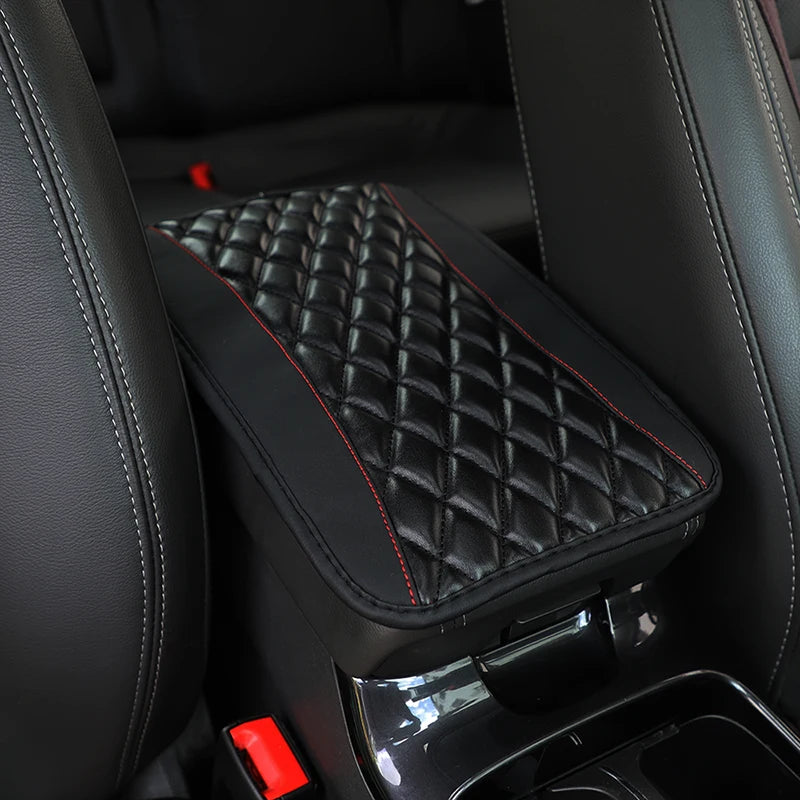 Schwarze gesteppte Armlehnenabdeckung in einem Auto-Innenraum installiert