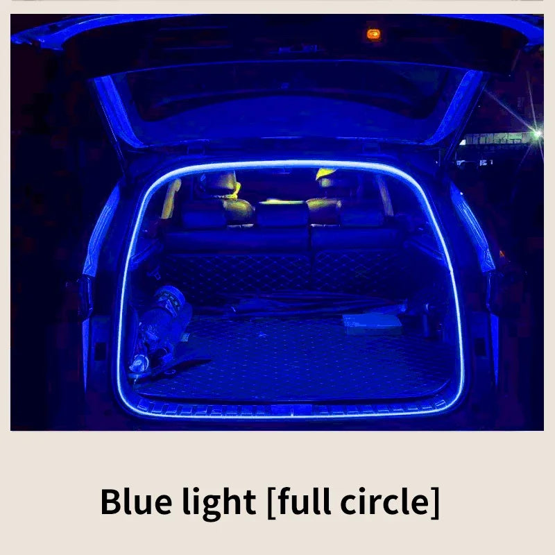 Bande LED circulaire bleue illuminant l'intérieur du coffre d'une voiture.