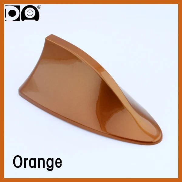 Antenne de voiture avec nageoire de requin orange lisse vue de profil.