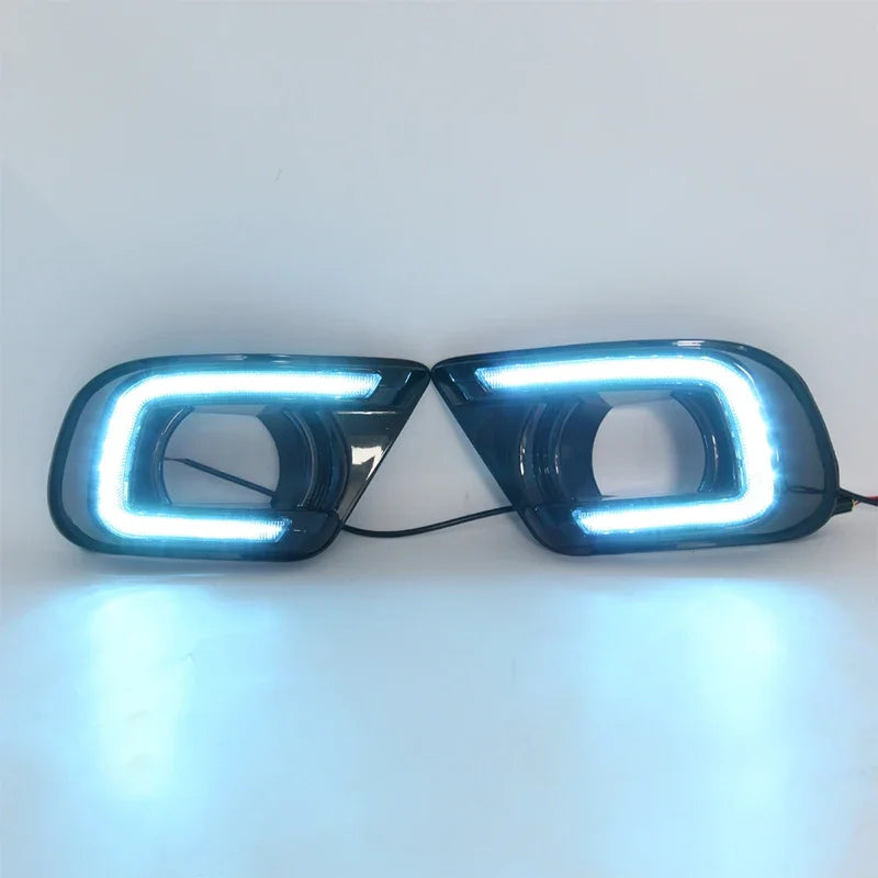 زوج من مصابيح LED نهارية زرقاء لمركبة، تُظهر تصميم شريط الإضاءة.