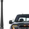 Antenne en caoutchouc noir et flexible pour Ford ou Jeep, montée sur la calandre avant.