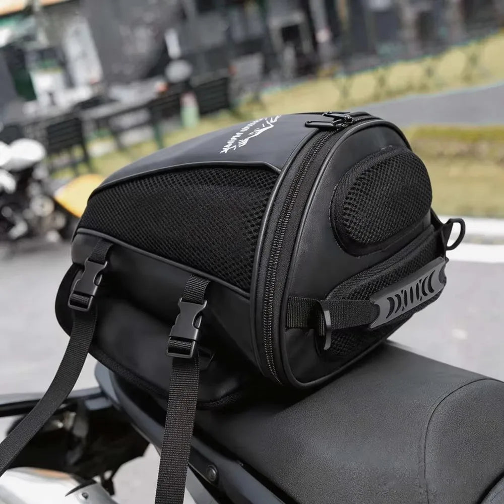 Bolsa de cola para motocicleta negra y duradera montada en un sistema de equipaje deportivo.