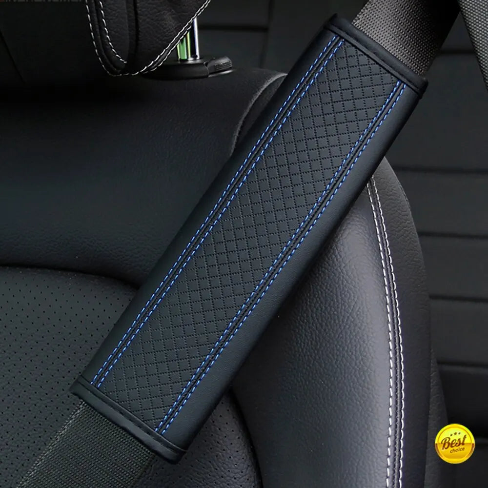 Housse pour ceinture de sécurité en cuir PU noir embossé avec surpiqûres bleues sur un siège noir.