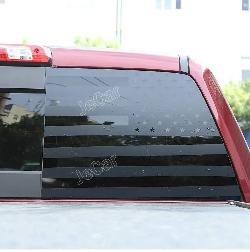Rotes LKW Heckfenster-Zierabdeckung mit schwarzem US-Flagge-Aufkleber auf dem Glas.
