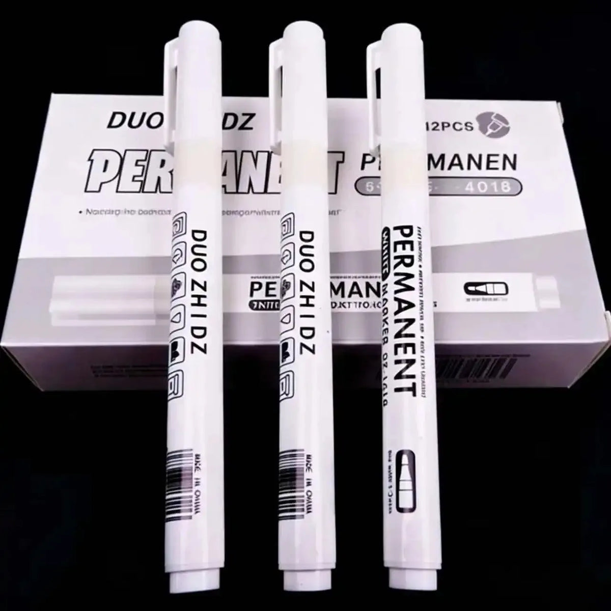 A set of Duo Zhid permanent paint markers in black and white inside a box.