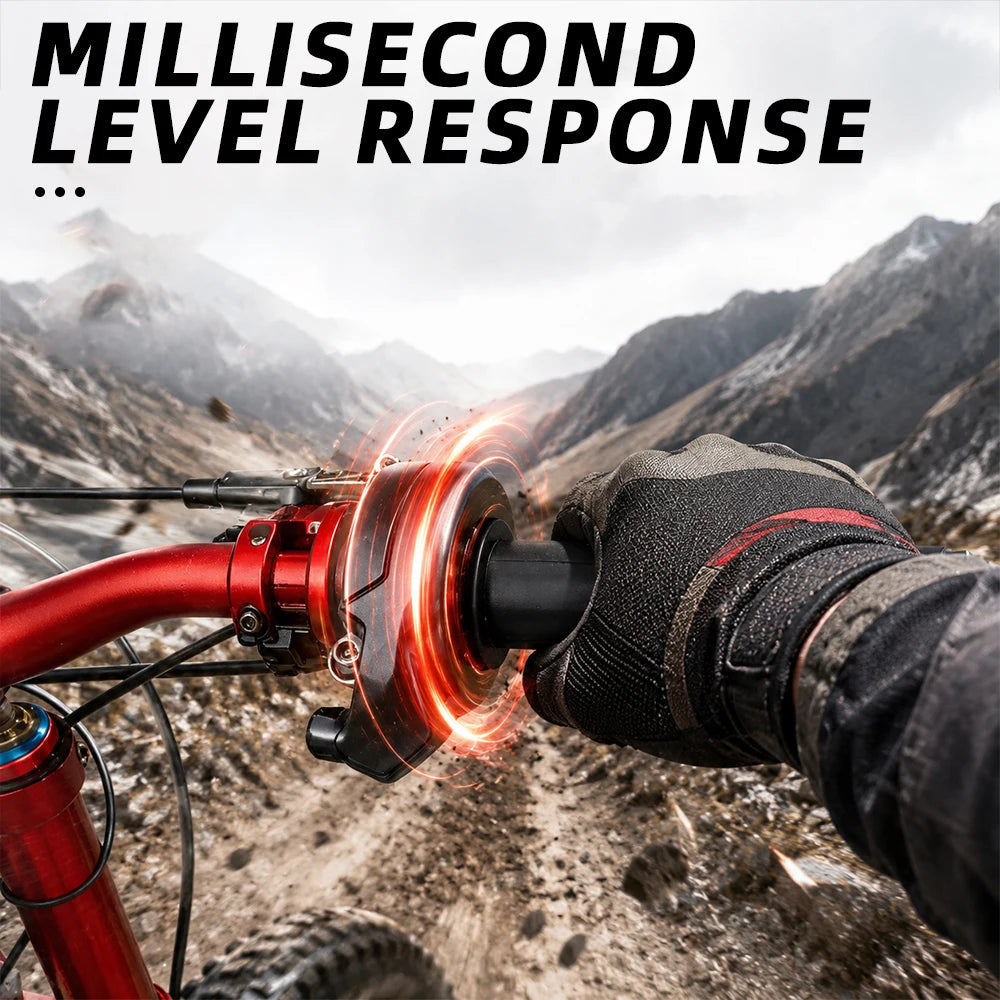 Gros plan sur une poignée de throttle rouge sur une moto tout-terrain électrique, montrant une réponse en millisecondes.