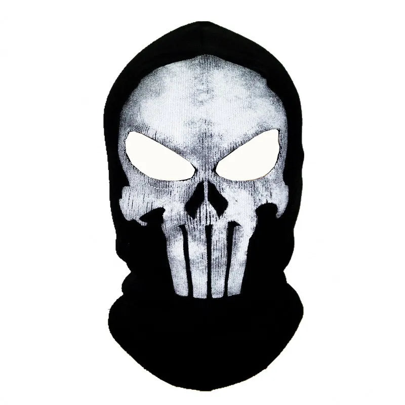 Una máscara balaclava negra con un diseño de calavera blanca.