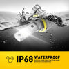 Una bombilla de faro LED de alta intensidad se muestra bajo el agua, demostrando su durabilidad impermeable IP68.