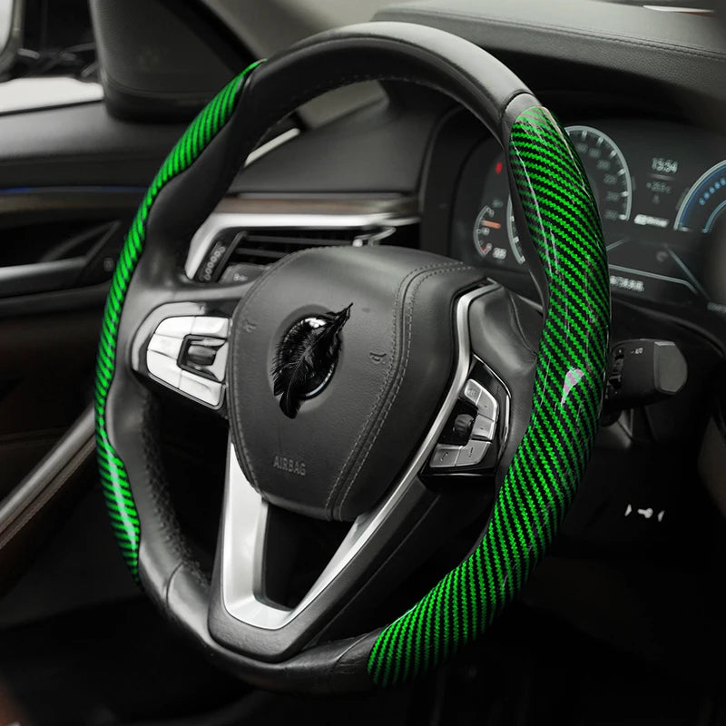 Volant noir avec une housse protectrice en fibre de carbone verte installé dans l'habitacle d'une voiture.