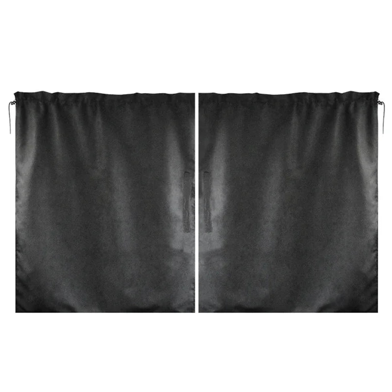 Un par de cortinas para ventanas de coche universales negras colgadas verticalmente.