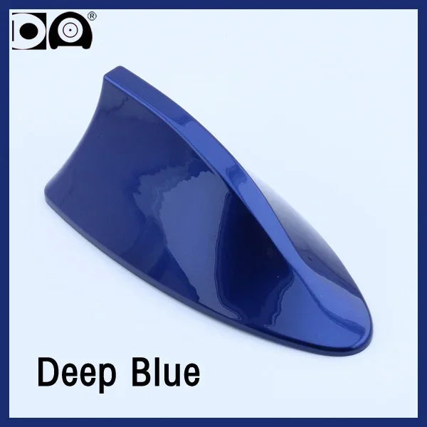 Antenne de voiture à nageoire de requin bleu foncé vue de côté.