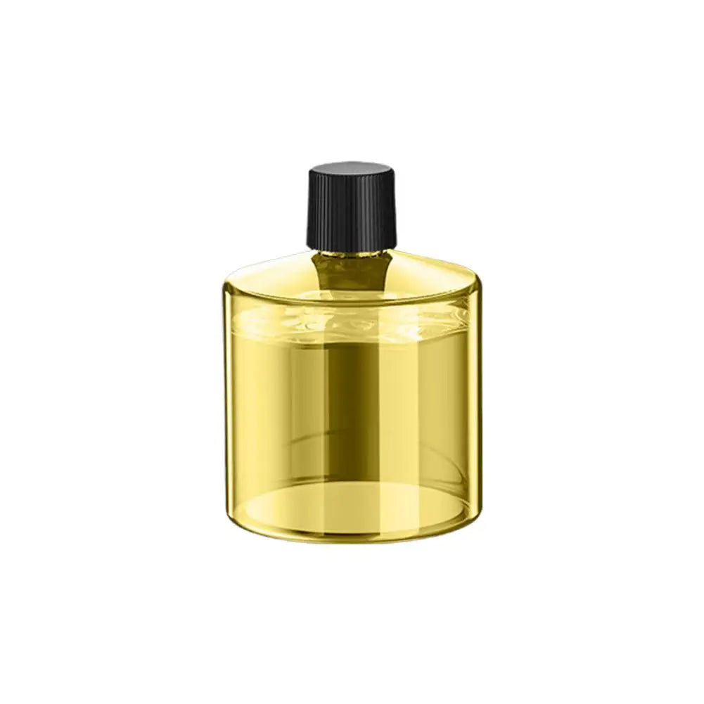 زجاجة شفافة بغطاء أسود، تستخدم كمعطر للسيارات الذكية.