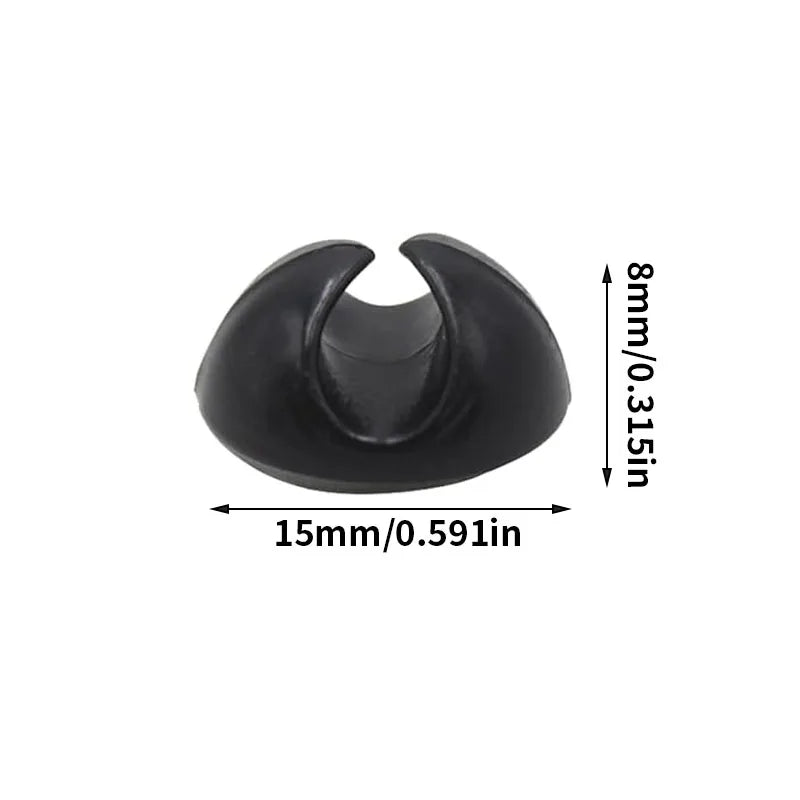 Schwarzer Kabelbefestigungsclip für Ladekabel und Datenkabel, 8 mm hoch und 15 mm breit.