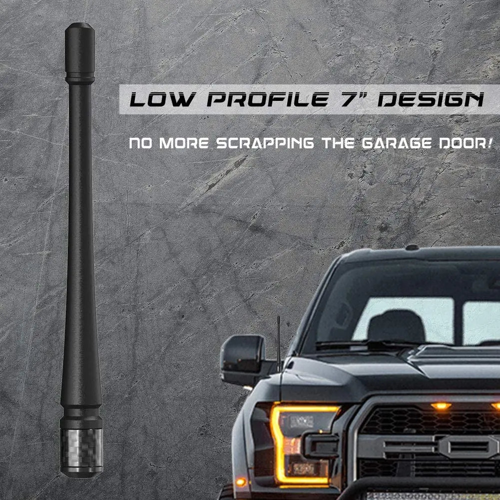 Antenne souple en caoutchouc noir de 7 pouces montée à l'avant d'un pick-up moderne.