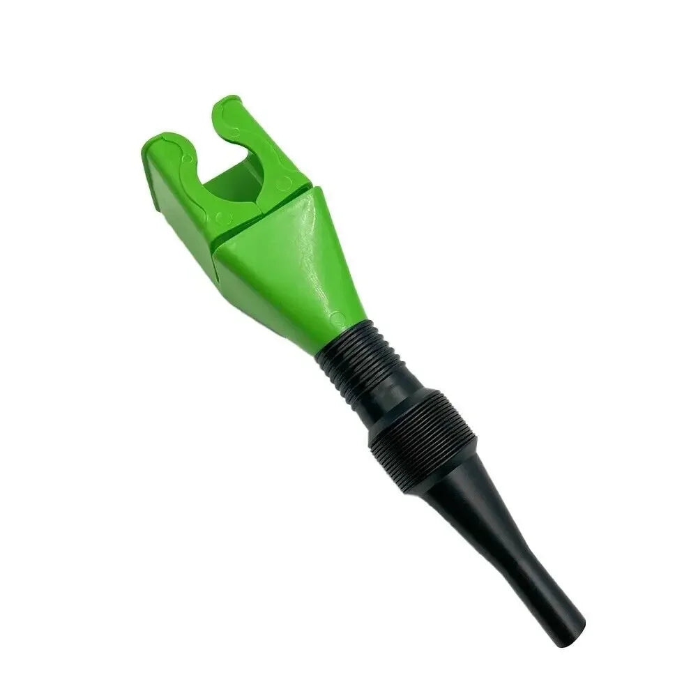 Embudo plegable de color verde brillante para repostar gasolina en coches y motocicletas.