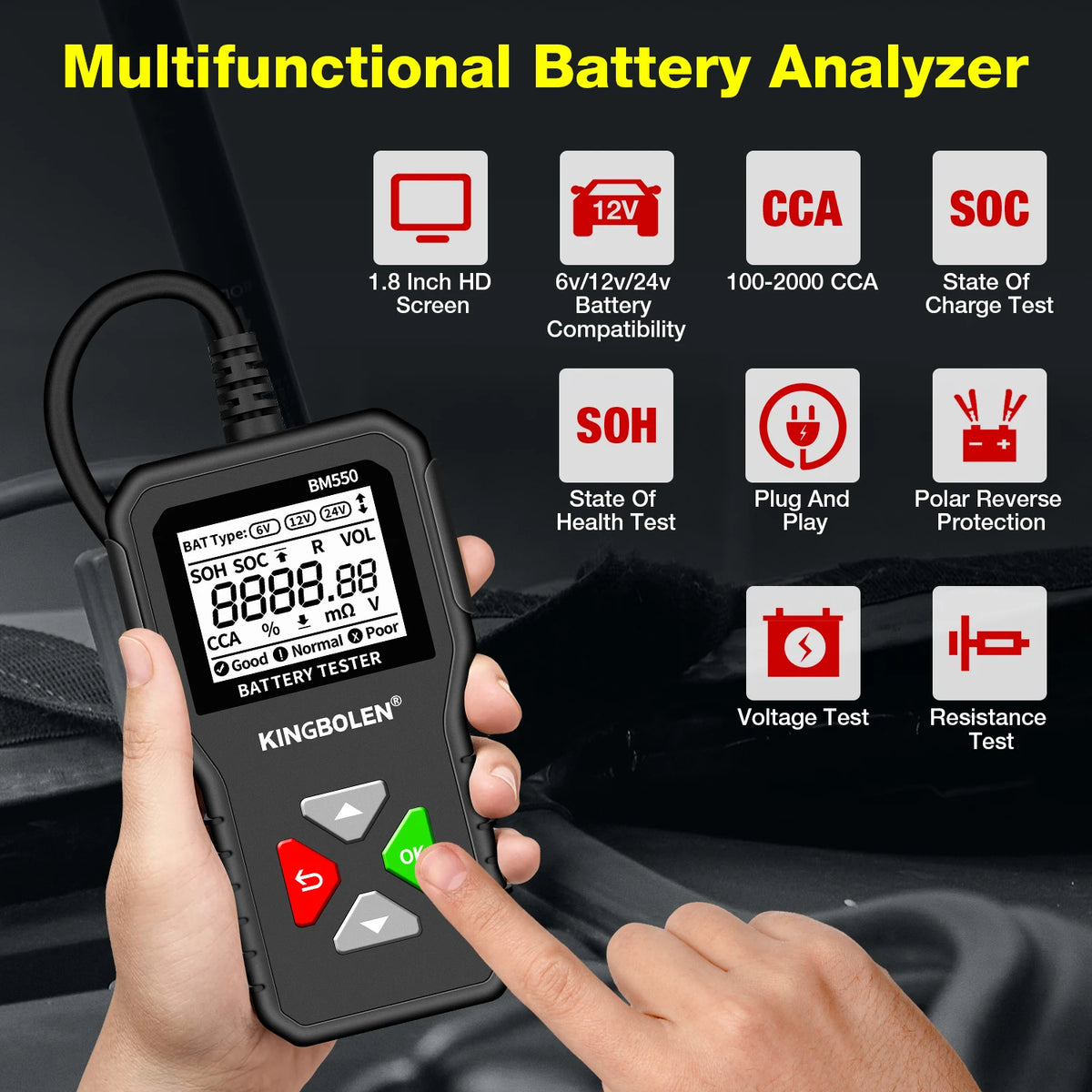 Une main tient un analyseur de batterie multifonction, affichant les résultats sur son écran.