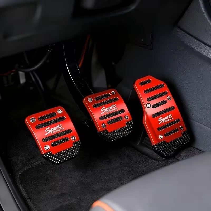 Ein Paar rote Sportspedale mit schwarzen Griffen sind in der Innenausstattung eines Autos zu sehen.