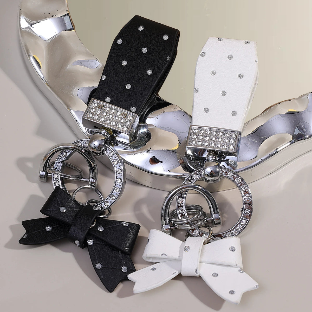 Luxuriöses PU-Leder-Fließ-Anhänger mit silberner Hardware und schwarz-weiß gemusterten Lederteilen.