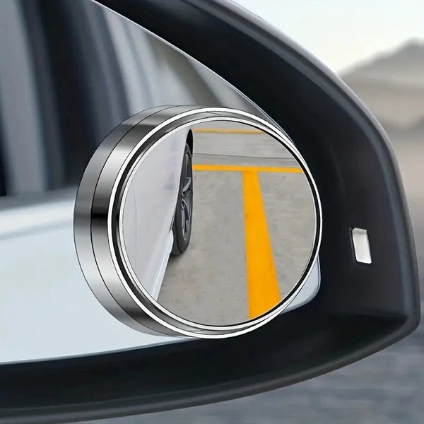 Primer plano de un espejo ciego plateado montado en la carrocería negra de un coche, mostrando una marca amarilla en el refle