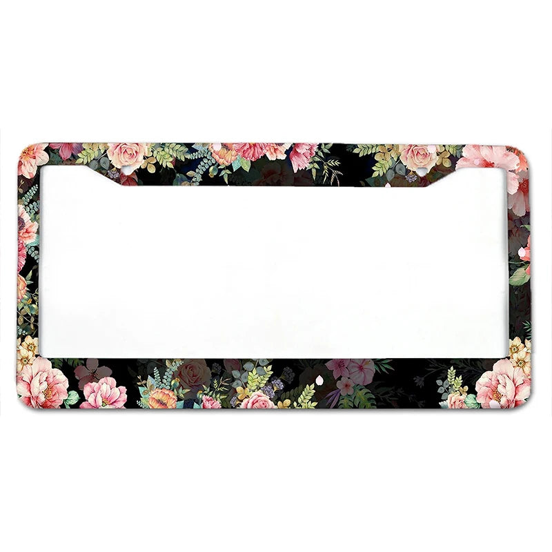 Rechteckige Aluminium-Kennzeichenabdeckung mit Blumenmuster aus rosa und grünen Rosen auf schwarzem Hintergrund.