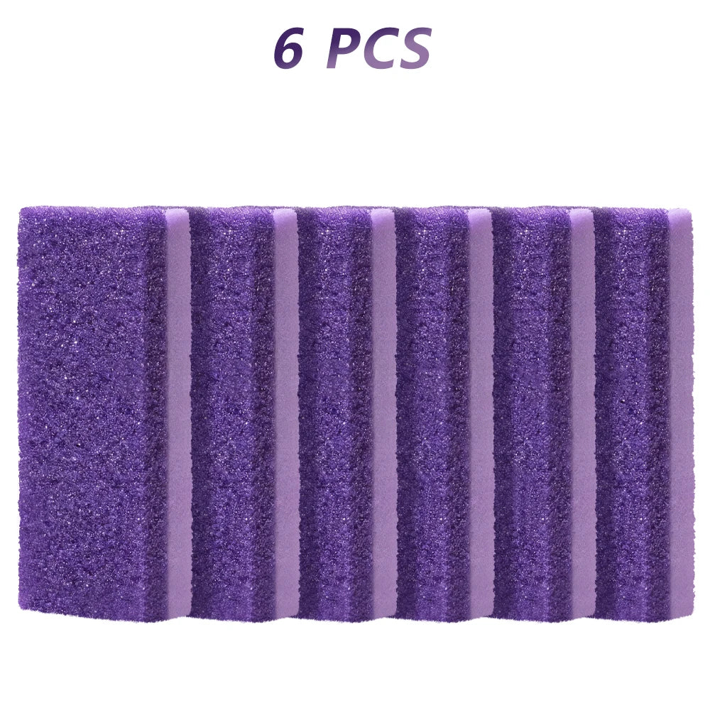 Six pierres à pieds en verre violet disposées en ligne.