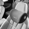 Nahaufnahme eines hellgrauen ergonomischen Auto-Kopf- und Lendenstützkissen auf einem Fahrzeugsitz.