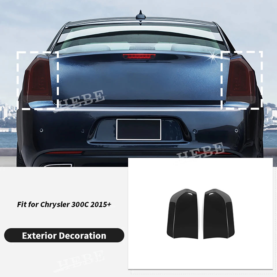 Adorno exterior para el área de la luz trasera de un vehículo Chrysler 300 series.