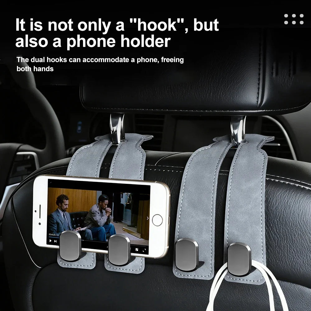 Zwei Telefonhalter an einem Autositze, die Haken zum Sichern eines Smartphones zeigen.