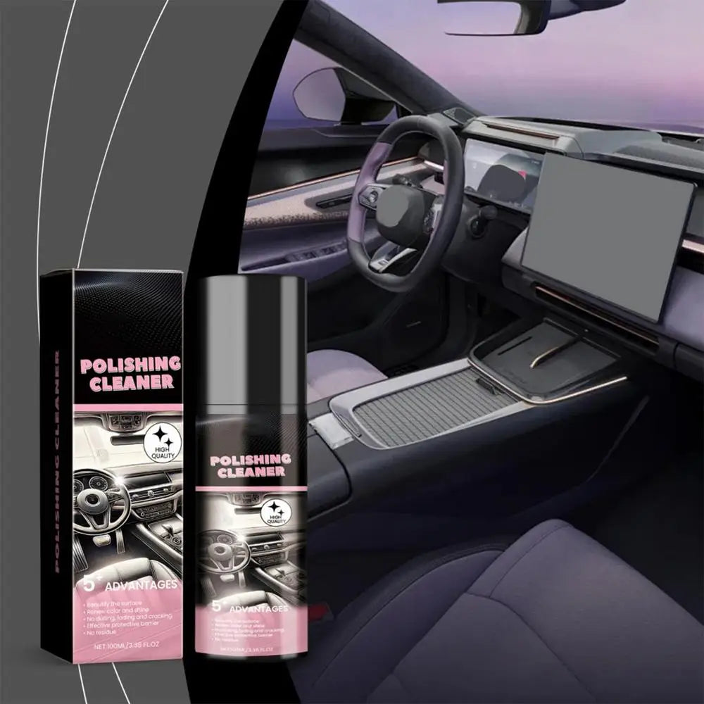 Une bouteille de nettoyant pour polissage à côté de l'intérieur d'une voiture, montrant un volant et un tableau de bord.
