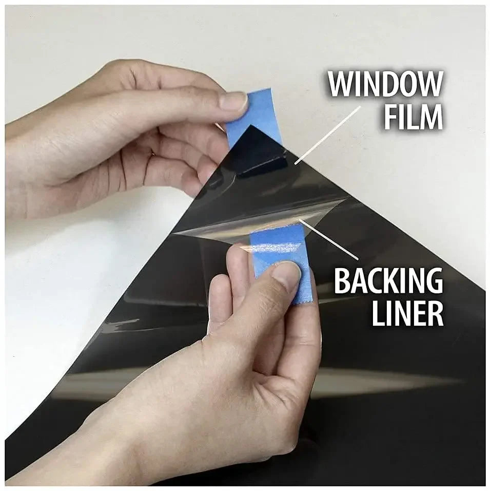 Eine Hand löst eine Fensterfolie von einem schwarzen Stoff, wodurch die Rückseite und die Folienlagen sichtbar werden.