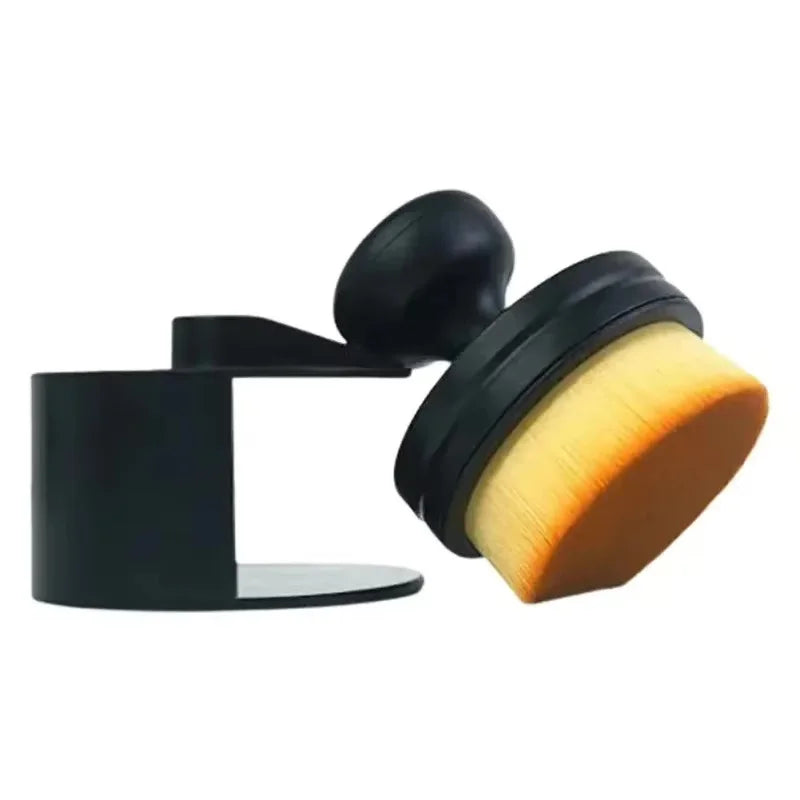 Ensemble de brosse de detailing automobile noire avec une patte et un manche jaunes.