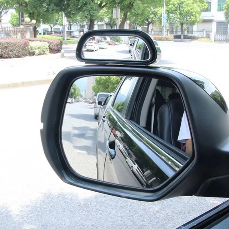Rétroviseurs convexes à large angle réglables montés sur la porte d'une voiture.