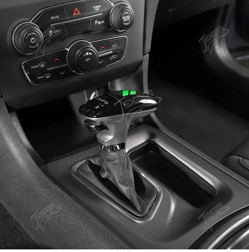 Nahaufnahme der Verkleidung des Schaltknaufs für ein Dodge-Fahrzeuginterieur.