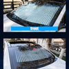 Deux vues d'un pare-soleil rétractable de voiture, montrant l'installation avant et arrière.