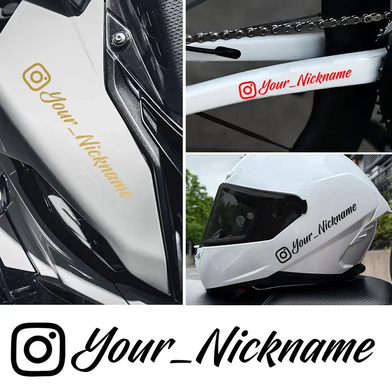 Primer plano de un carenado blanco de motocicleta con calcomanía personalizada mostrando tu_Nickname y un casco con el mismo 