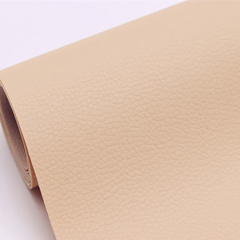 Un rollo de parches autoadhesivos de cuero PU beige para reparar sofás y bolsos.