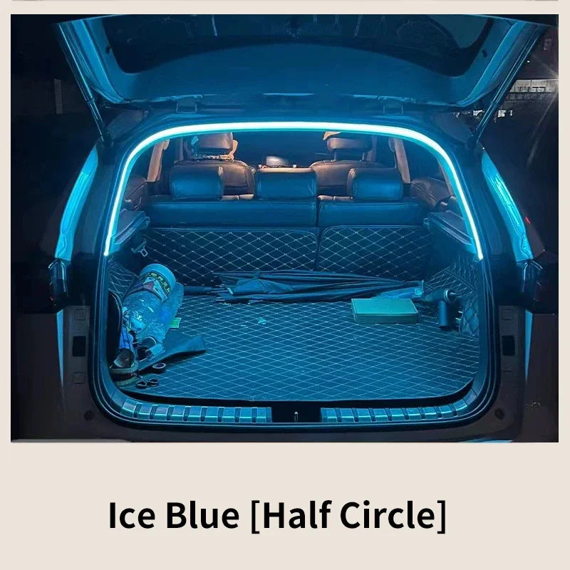 Bande lumineuse LED bleu glace en demi-cercle éclairant l'intérieur du coffre d'une voiture.