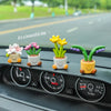 Harzblumentopf Elfen-Auto-Dekoration mit bunten Blumen auf der Armaturenbrett.