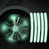 Nahaufnahme eines Auto-Rades mit hellgrünen LED-Lichtern und vertikalen weißen Lichtstreifen.
