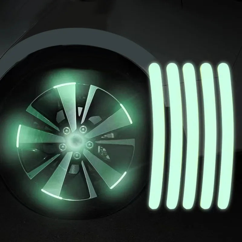 Nahaufnahme eines Auto-Rades mit hellgrünen LED-Lichtern und vertikalen weißen Lichtstreifen.