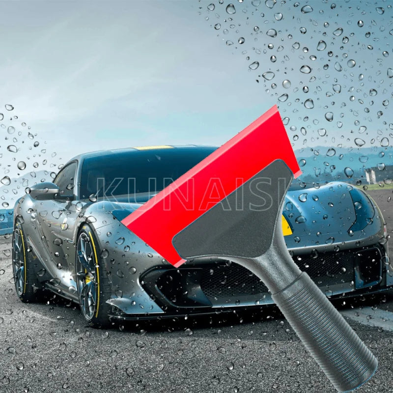 Roter und grauer unsichtbarer Autogläser-Scherer gegen eine nasse Karosserie mit Spritzern
