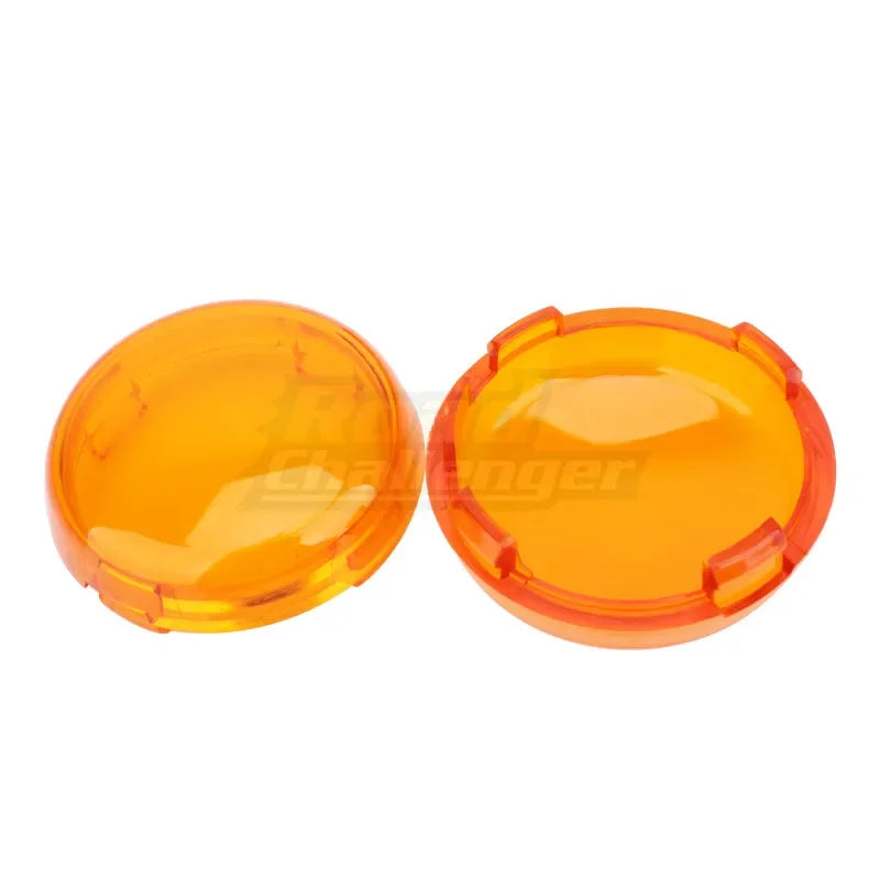 Ein Paar orangefarbener LED-Standsignal-Linsenabdeckungen für Harley-Motorräder.