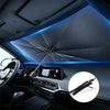 Vue intérieure d'une voiture montrant un pare-soleil rétractable anti-UV installé sur le toit avec un éclairage LED bleu.